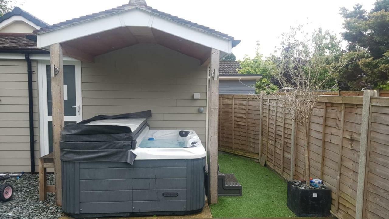 Four Corners Holiday Home Hot Tub & Sauna Ferndown Exterior photo